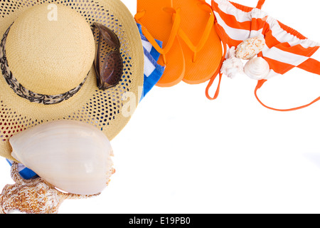 paar orange Sandalen, Hut und Muscheln Rahmen Stockfoto