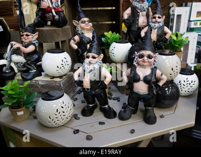 Biker Gartenzwerge Rasen Ornamente auf dem Display in einem Garten-Center. Gnoschitt und Gnofun Motorrad Gnome Statuen für den Garten. Stockfoto