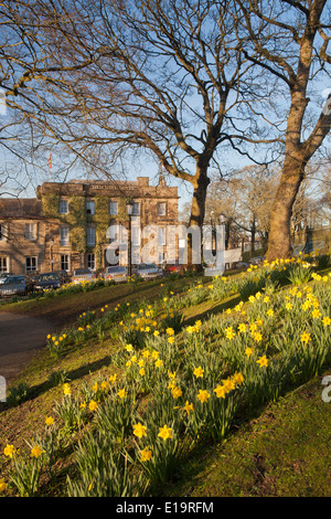 Das Old Hall Hotel angesehen von The Pavilion Gardens, Buxton, Derbyshire Stockfoto