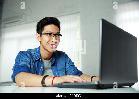 Junge asiatische glücklich arbeiten im Büro Stockfoto