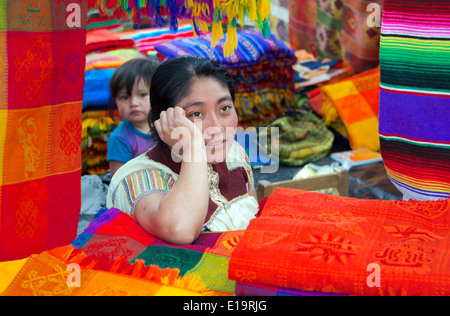 Indische weibliche Textil Hersteller San Cristobal Markt San Cristobal de Las Casas, Chiapas Mexiko Stockfoto