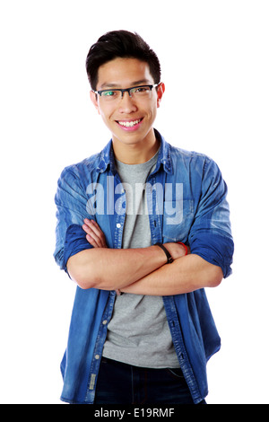 Portrait eines jungen asiatischen Mann lächelnd, mit Arme verschränkt auf weißem Hintergrund Stockfoto