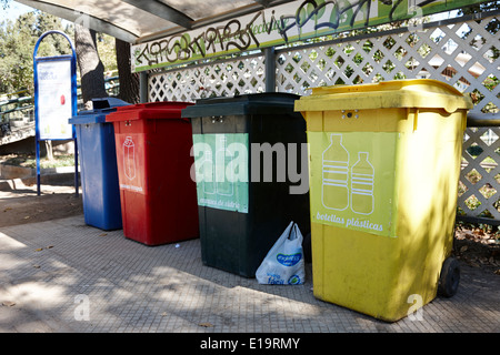 Recycling-Behälter im kommunalen Bereich Providencia Santiago Chile Stockfoto