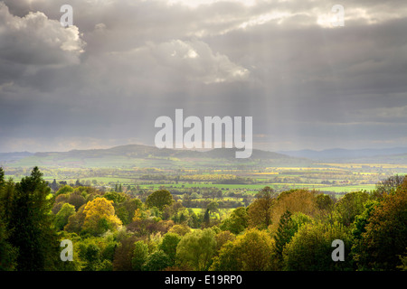 Strahlen der Sonne scheint nach unten auf die Cotswold Dorf Buckland in der Nähe von Broadway, Gloucestershire, England. Stockfoto