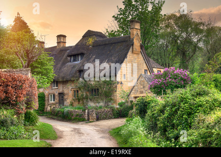 Ziemlich Cotswold Reetdachhaus im Dorf Stanton, Gloucestershire, England. Stockfoto