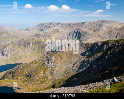 Glyder Fach, Glyder Fawr & Y Garns Ostgrat Aufstieg über Llyn Idwal - gesehen von Y Garn in Snowdonia Glyderau Bergen Stockfoto