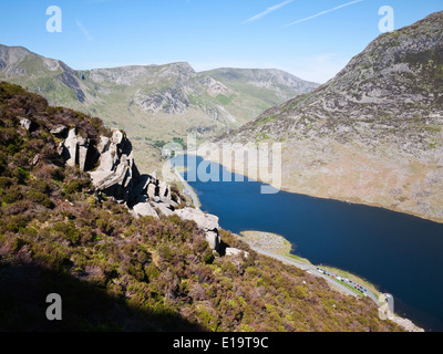 Blick über Llyn Ogwen zu den Gipfeln der Foel Goch & Mynydd Perfedd von den nördlichen Flanken des Tryfan in Snowdonias Ogwen Valley Stockfoto