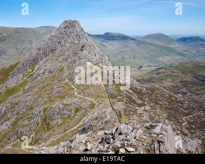 Der Südgrat und Gipfel des Tryfan von Glyder Fach in Snowdonia Glyderau Bergen gesehen Stockfoto