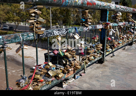 Liebe sperrt Vorhängeschlösser angekettet an Steg über den Fluss Mapocho Providencia Santiago Chile Stockfoto