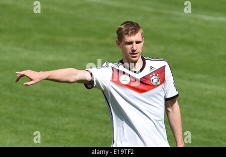 Passeier, Italien. 28. Mai 2014. Per Mertesacker Gesten während des Trainings auf eine Ausbildung in St. Leonhard in Passeier, Italien, 28. Mai 2014 Boden. Deutschlands Fußball Mannschaft bereitet sich auf die kommende FIFA WM 2014 in Brasilien bei einem Trainingslager in Südtirol bis 30. Mai 2014. Foto: ANDREAS GEBERT/DPA/Alamy Live-Nachrichten Stockfoto