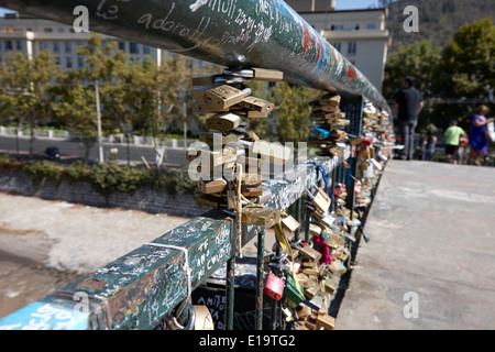 Liebe sperrt Vorhängeschlösser angekettet an Steg über den Fluss Mapocho Providencia Santiago Chile Stockfoto