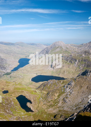 Blick auf das Ogwen Tal von Y Garn, zeigt Tryfan, Llyn Ogwen, Llyn Idwal und Llyn Clyd in Snowdonia Glyderau Bergen Stockfoto