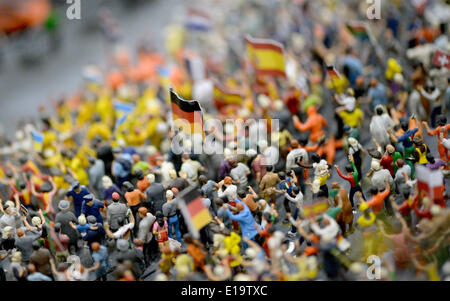 Eine Landschaft mit zahlreichen Figuren, die Darstellung der Zuschauer bei einer Fußball-WM-public-Viewing-Veranstaltung ist auf dem Display bei der Modell-Eisenbahn-Attraktion "Miniatur Wunderland" (Miniatur Wunderland) in Hamburg, Deutschland, 2014. Das "Miniatur Wunderland" rüstet sich für die kommende FIFA-Weltmeisterschaft Brasilien 2014. Foto: Daniel Reinhardt/dpa Stockfoto