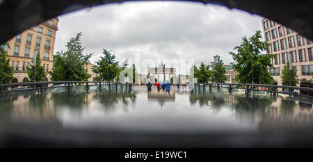 Berlin, Deutschland. 28. Mai 2014. Dunkle Regenwolken über dem Brandenburger Tor in Berlin, Deutschland, 28. Mai 2014. Das Wetter ist regnerisch in Berlin. Foto: HANNIBAL/Dpa/Alamy Live News Stockfoto