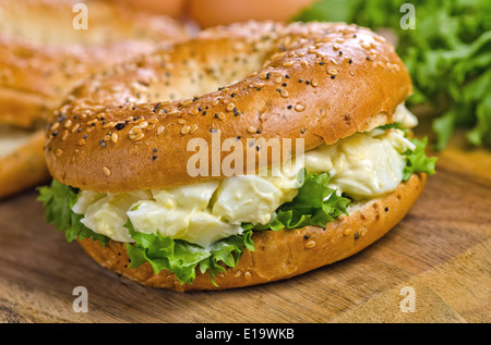 A alles geröstet Bagel mit Eiersalat und Salat. Stockfoto