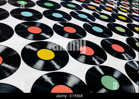 Bunte Sammlung von Vinyl-Schallplatten auf grauem Hintergrund, Winkel Ansicht. Editierbare Etiketten, eignet sich das Bild für Nutzung im Hintergrund. Stockfoto