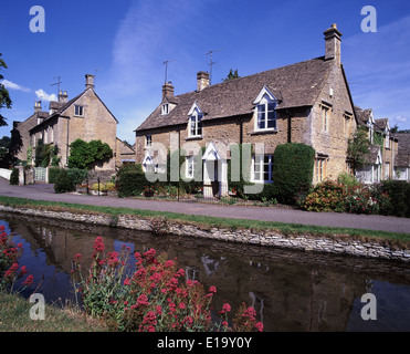 Die idyllische Cotswold Dorf von Lower Slaughter an Sommertag am Ufer des Flusses Auge. Stockfoto