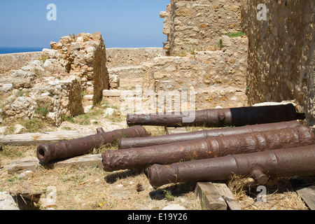 Kanonen vor die Räte Residenz in Fortetza, Rethymnon, Kreta. Stockfoto