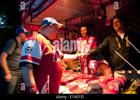 Fußball-Produkten auf Straßenhändler stall Stockfoto