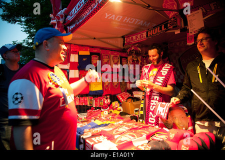 Fußball-Produkten auf Straßenhändler stall Stockfoto