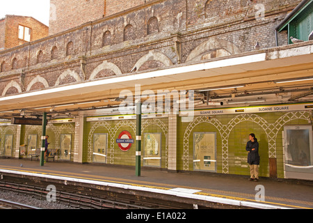 London, England, Vereinigtes Königreich. Sloane Square u-Bahnstation mit Menschen warten auf u-Bahn Stockfoto