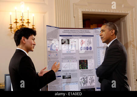 Washington DC, USA. 27. Mai 2014. US-Präsident Barack Obama betrachtet die Grippe Forschungsprojekt von Eric Chen aus San Diego, Kalifornien während der 2014 White House Science Fair in das Weiße Haus, Washington DC, Dienstag, 27. Mai 2014. Die Messe feiert die Gewinner STEM (Wissenschaft, Technik und Mathematik) Wettbewerbe im Land. Bildnachweis: Dpa picture Alliance/Alamy Live News Stockfoto