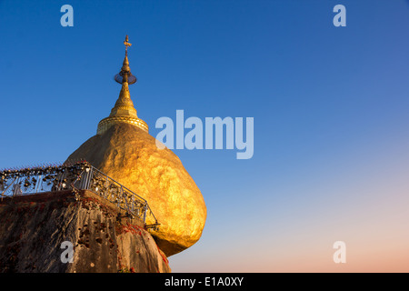 Kyaiktiyo-Pagode genannt auch goldenen Felsen in Myanmar Stockfoto