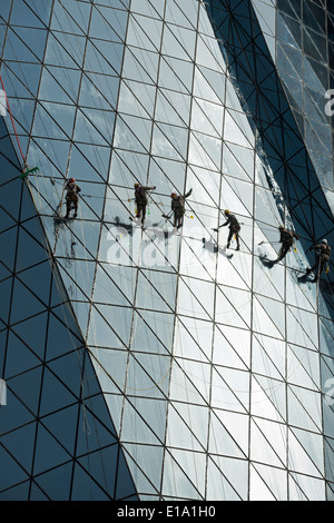 Doha. Katar. Reinigung der Fenster des Turmes Al Bidda Wanderarbeiter. Stockfoto