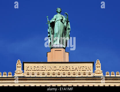 Justizia, Giebel Abbildung auf das Gebäude der Regierung von Oberbayern, München, Bayern, Deutschland Stockfoto