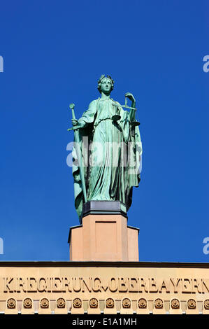 Justizia, Giebel Abbildung auf das Gebäude der Regierung von Oberbayern, München, Bayern, Deutschland Stockfoto