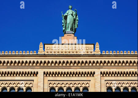 Justizia, Giebel Abbildung auf das Gebäude der Regierung von Oberbayern, München, Bayern, Deutschland Stockfoto