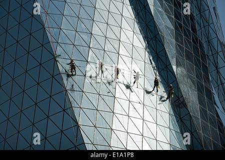 Doha. Katar. Reinigung der Fenster des Turmes Al Bidda Wanderarbeiter. Stockfoto