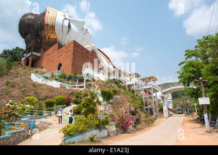 Zu gewinnen Sein Taw Ya ist eine 180 Meter lange liegende Buddha in der Nähe von Mawlamyine, Myanmar. Stockfoto