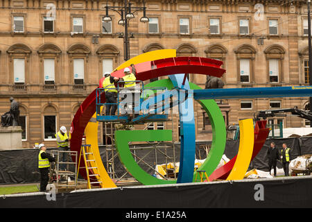 Georges Square, Glasgow, Schottland, Großbritannien. 28. Mai 2014.  Arbeiter montieren Beschilderungen für Commonwealth Games 2014 hinter geschwärzten Fechten. Bildnachweis: Paul Stewart/Alamy Live-Nachrichten Stockfoto