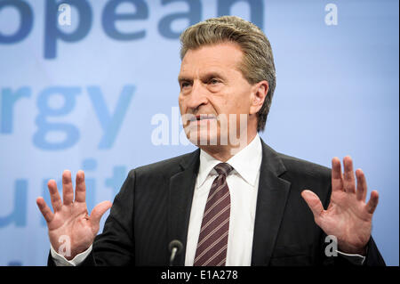Brüssel, Belgien. 28. Mai 2014. Energiekommissar Guenther Oettinger hält Pressekonferenz auf Annahme durch die Kommission der Studie über die Energieabhängigkeit und Kommunikation "Europäischen Strategie für Energieversorgungssicherheit" in Brüssel am 28.05.2014 ich Kredit: Dpa picture-Alliance/Alamy Live News Stockfoto