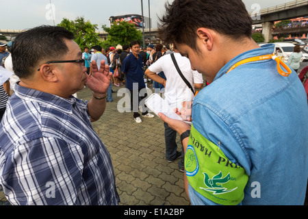 Reporter interviewen anti-Putsch Demonstration, Bangkok, Thailand Stockfoto