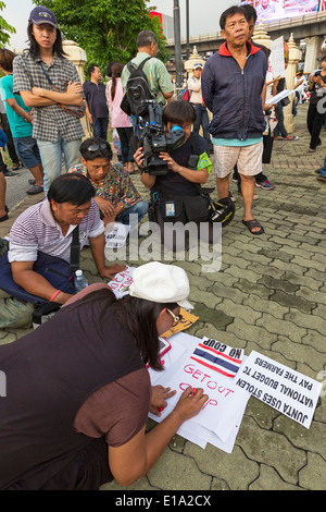 Demonstranten, die Vorbereitung der einander gegenüberstehenden anti-Putsch Demonstration, Bangkok, Thailand Stockfoto
