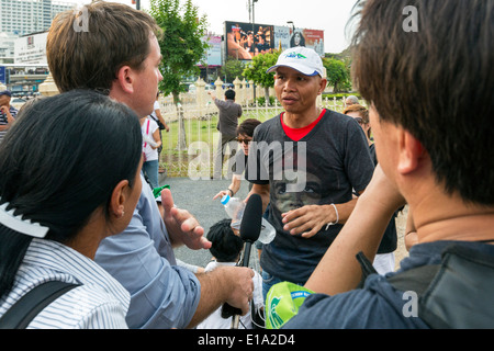 BBC-Reporter interviewen Demonstrant bei anti-Putsch Demonstration, Bangkok, Thailand Stockfoto