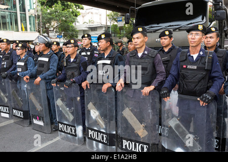 Polizei-Straßensperre bei anti-Putsch Demonstration, Bangkok, Thailand Stockfoto