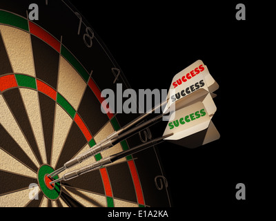 Dartscheibe mit drei Darts im Zentrum Ziel, mit den Typen Erfolg auf Schwänzen. Stockfoto