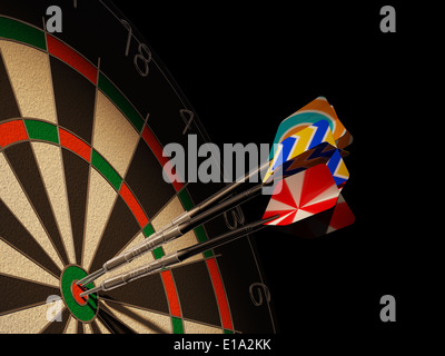 Dartscheibe mit drei Darts im Zentrum Ziel, mit bunten generische Schwänzen. Stockfoto