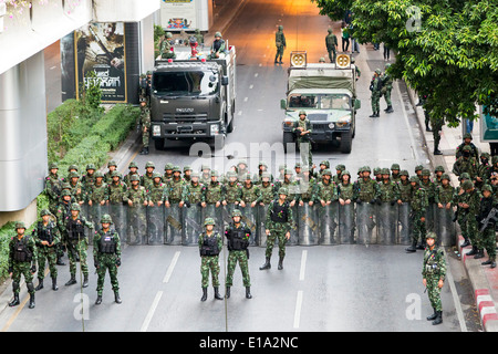 Armee-Straßensperre bei anti-Putsch Demonstration, Bangkok, Thailand Stockfoto