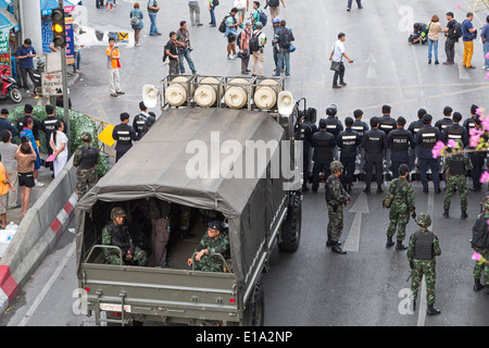 Straßensperre bei anti-Putsch Demonstration, Bangkok, Thailand Stockfoto