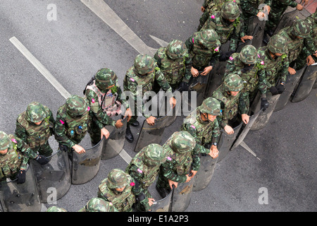 Armee-Straßensperre bei anti-Putsch Demonstration, Bangkok, Thailand Stockfoto