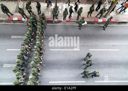 Armee-Straßensperre bei anti-Putsch Demonstration, Bangkok, Thailand Stockfoto