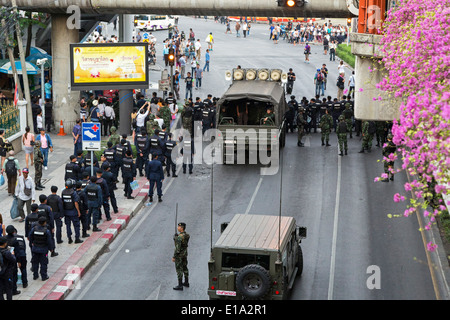 Straßensperre bei anti-Putsch Demonstration, Bangkok, Thailand Stockfoto