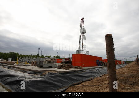 17. Mai 2014 - Milowo, - Milowo, Polen 17. Mai 2014 die Firma PGNiG SA begann neue Shale Gas Forschung in Milowo im Norden von Polen (Kartuzy Konzession). Der Bohrvorgang wird 2 Monate dauern und ist bis zu 3800 Meter Tiefe geplant. (Kredit-Bild: © Michal Fludra/NurPhoto/ZUMAPRESS.com) Stockfoto