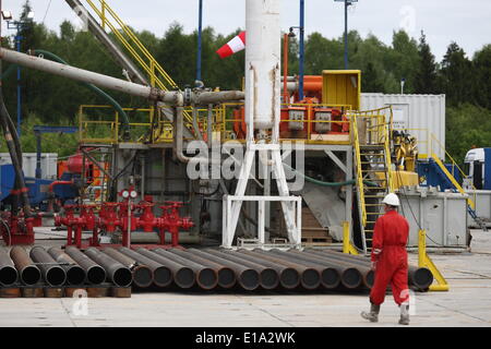 17. Mai 2014 - Milowo, - Milowo, Polen 17. Mai 2014 die Firma PGNiG SA begann neue Shale Gas Forschung in Milowo im Norden von Polen (Kartuzy Konzession). Der Bohrvorgang wird 2 Monate dauern und ist bis zu 3800 Meter Tiefe geplant. (Kredit-Bild: © Michal Fludra/NurPhoto/ZUMAPRESS.com) Stockfoto