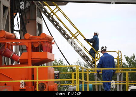 17. Mai 2014 - Milowo, - Milowo, Polen 17. Mai 2014 die Firma PGNiG SA begann neue Shale Gas Forschung in Milowo im Norden von Polen (Kartuzy Konzession). Der Bohrvorgang wird 2 Monate dauern und ist bis zu 3800 Meter Tiefe geplant. (Kredit-Bild: © Michal Fludra/NurPhoto/ZUMAPRESS.com) Stockfoto