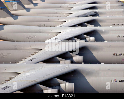 US Air Force C-5 b Galaxy Transportflugzeuge in einer Reihe auf der Flightline Westover 3. Mai 2011 in Springfield, Massachusetts. Stockfoto